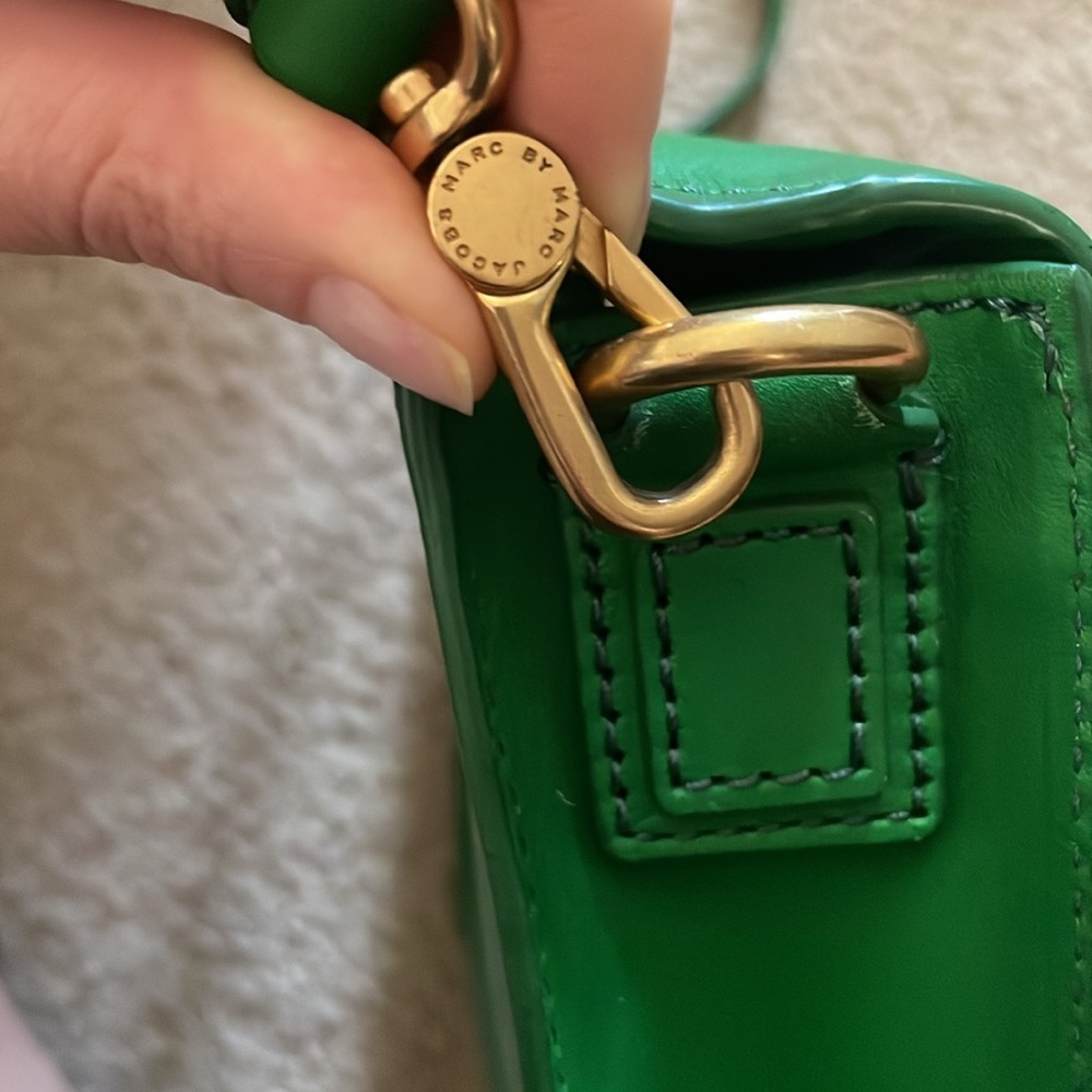 Marc Jacobs Emerald Green Leather Crossbody Bag with Gold Hardware - Picture 6 of 10